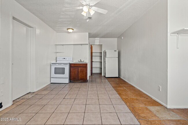 Building Photo - 576 N San Marcos Dr