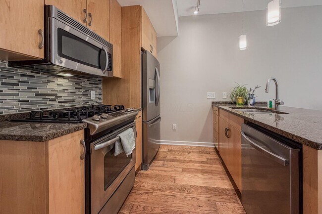 Building Photo - 190 E Gay St