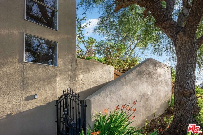 Building Photo - 4350 Hillview Dr
