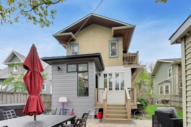 Building Photo - 3926 N Ridgeway Ave
