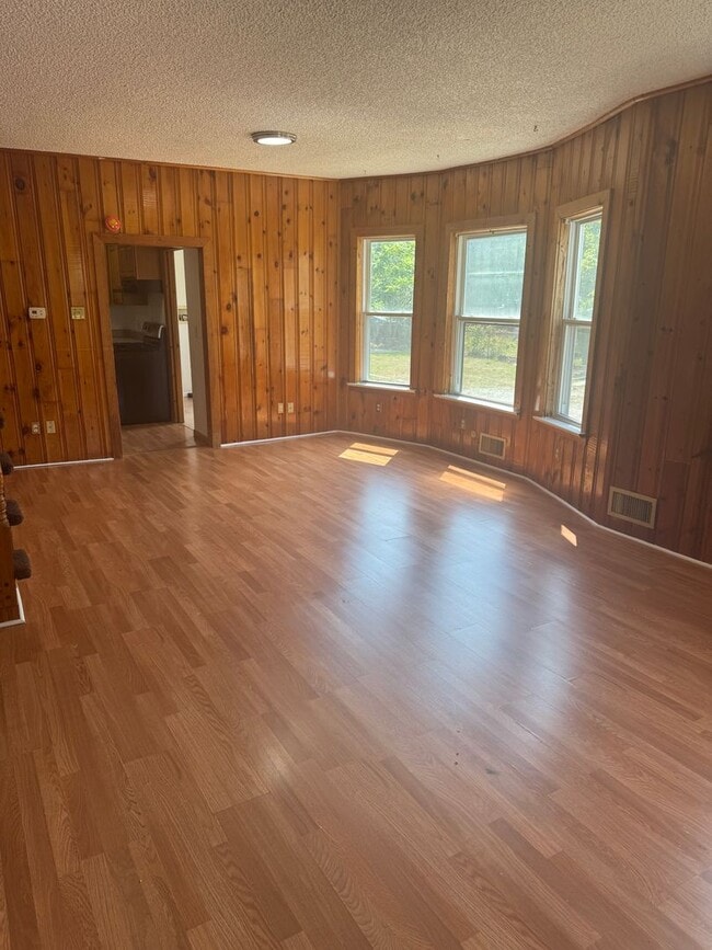 Building Photo - Spacious 3-Bedroom, 1-Bath Townhouse in Millville