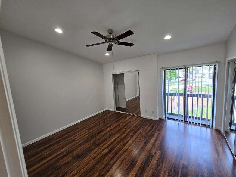 Building Photo - 703 Riverside Dr
