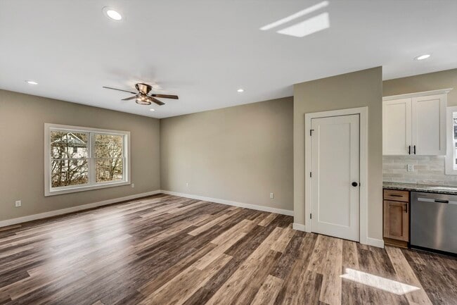 Building Photo - 702 E Elm St