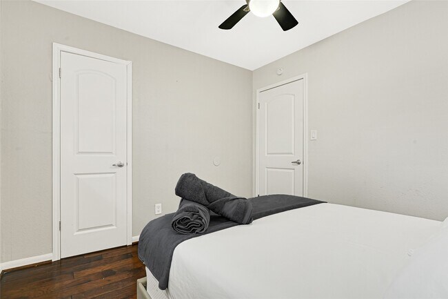 Building Photo - 5534 Loch Lomond Dr