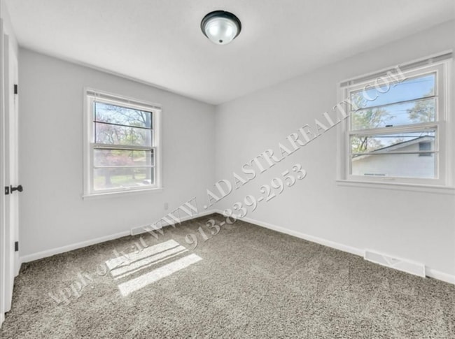 Building Photo - Updated 4 Bed 2 Bath Home in Lees Summit-C...