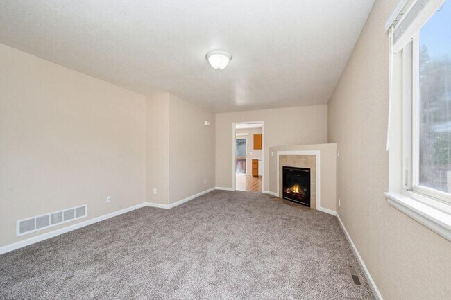 Building Photo - 698 Eagle Dr