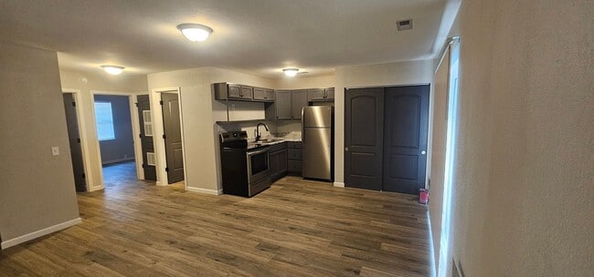 Building Photo - Renovated 2 Bedroom Apartment on Lake Treeline