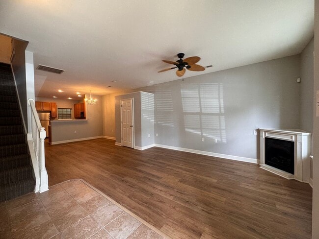 Building Photo - 2BR 2.5BA Townhome with Screened Porch