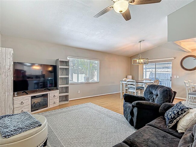 Building Photo - 2707 Lakeville Dr