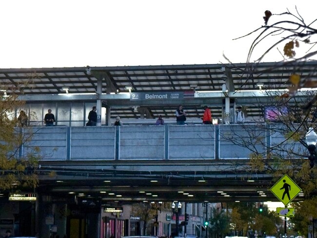 Building Photo - 709 W Roscoe St