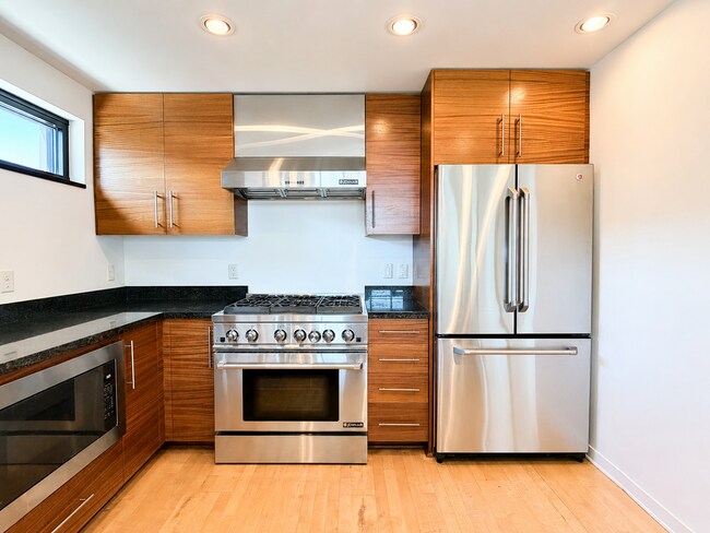 Building Photo - 1830 NW Riverscape St