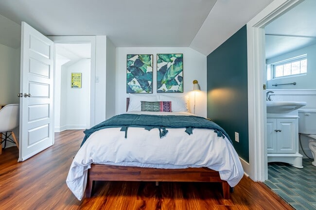 Building Photo - Rare historic East Nashville bungalow for rent; 4 Beds 3 Baths, 1,806 SqFt, fenced yard