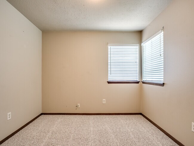 Building Photo - 1320 Frederick Dr