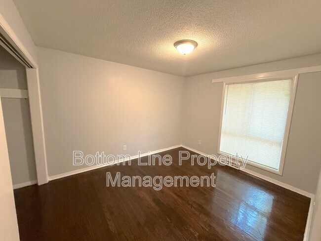 Building Photo - 628 Camrose Dr
