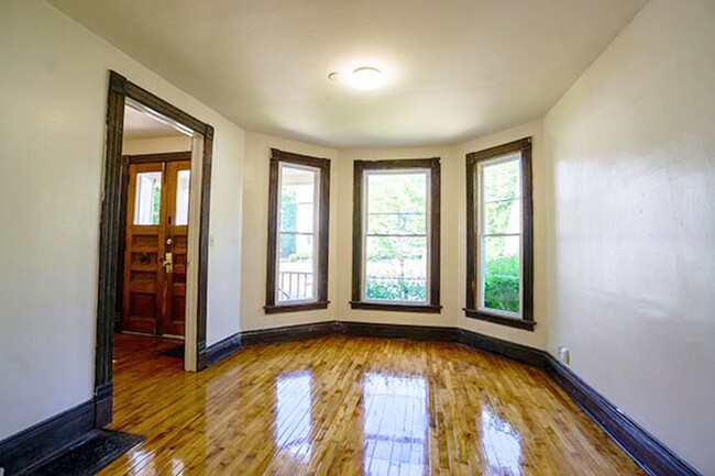 Building Photo - AVAILABLE 6/1/25 - Two Story House With Ha...