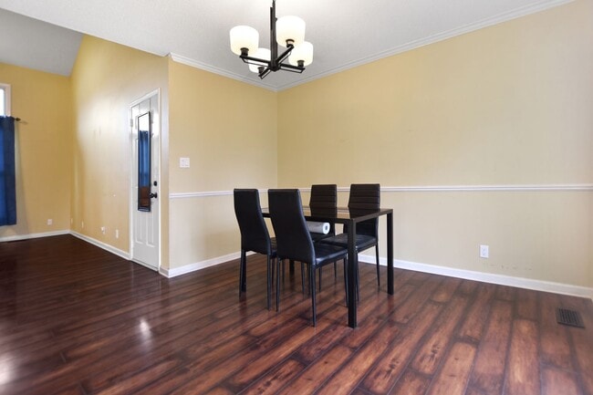 Building Photo - Pet Friendly Three Bedroom!