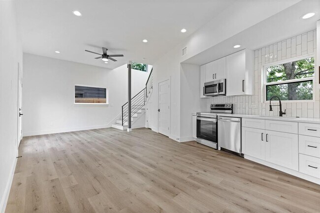 Building Photo - 8507 Hathaway Dr
