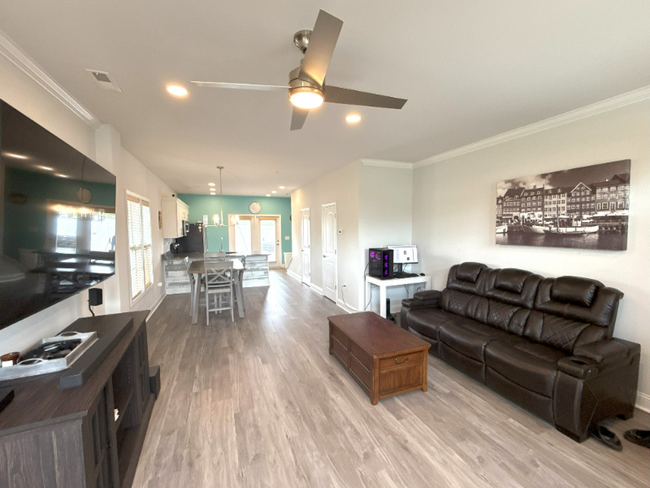 Building Photo - 812 Moen Pl