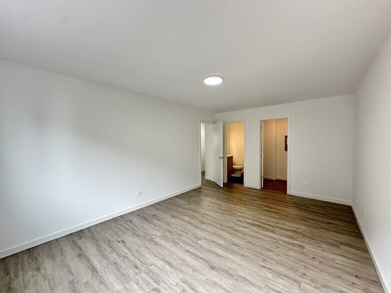 Building Photo - 7621 N Sheridan Rd