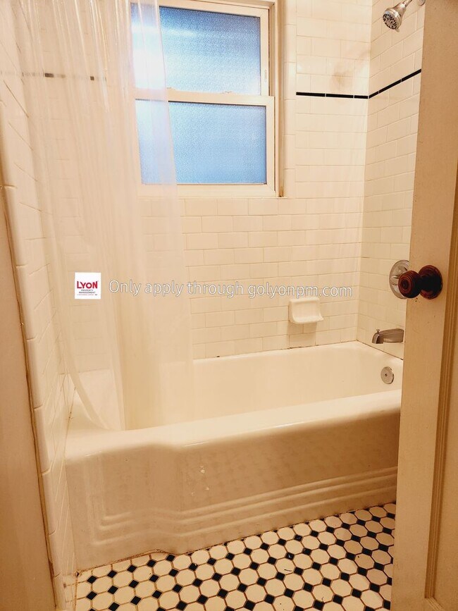 Building Photo - 936-940sa