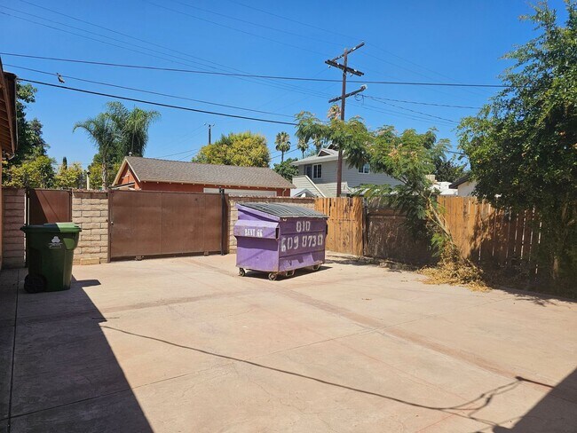 Building Photo - 4 Bedrooms and 3 Bathrooms in Winnetka