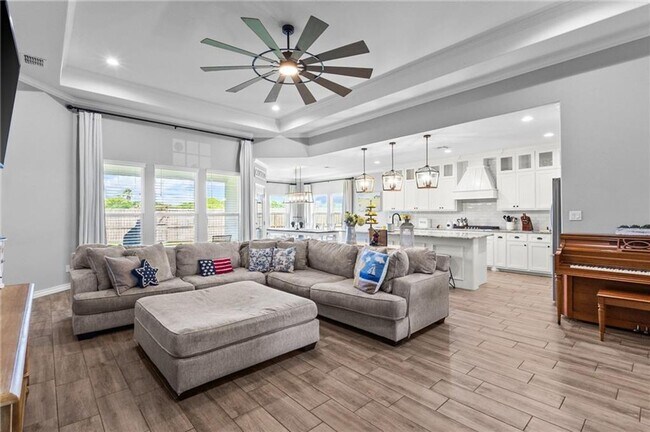 Building Photo - Spacious 4 or 5 Bedroom Home for Rent | Desirable Southside Location