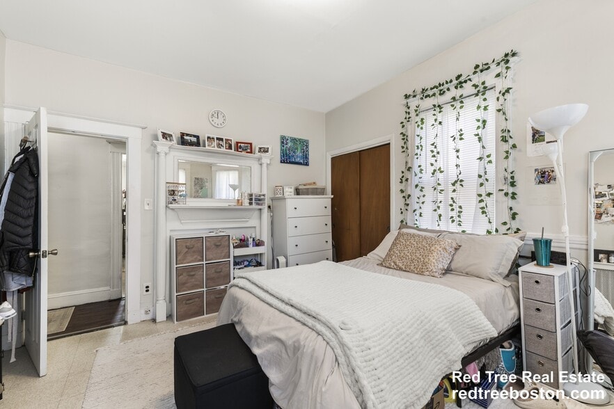 Building Photo - 175 River St