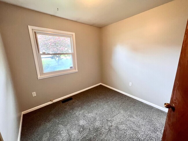 Building Photo - 3 Bed 2 Bath- Hopewell Township Pa!