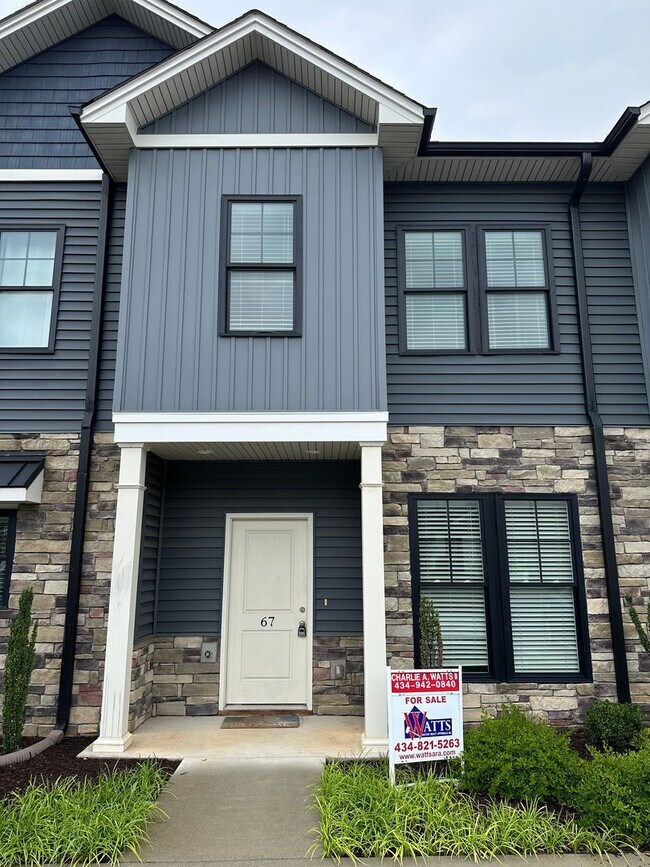 Building Photo - Spacious unit in English Commons! Close to...