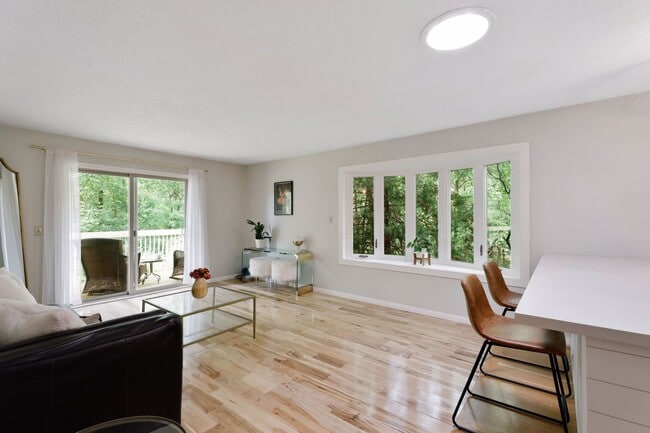 Building Photo - Spacious 2 Bed 2 Bath Townhouse in Plymouth!