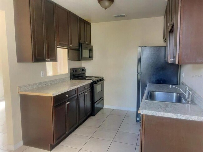 Building Photo - 4027 Versailles Dr