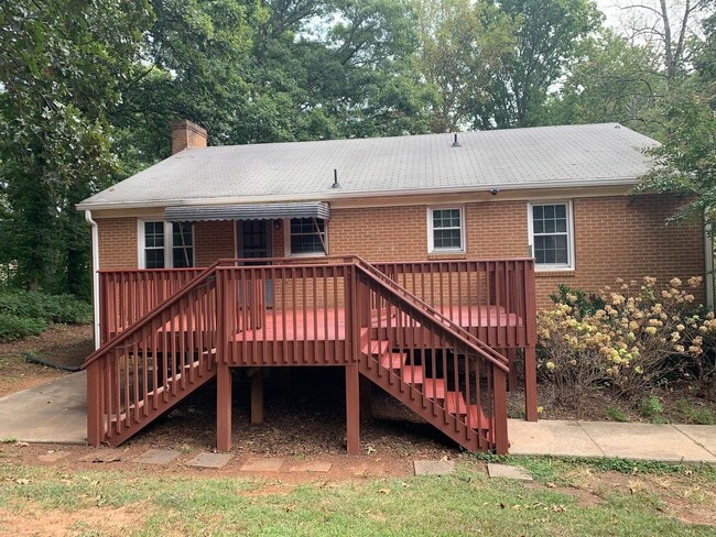 Building Photo - Split Foyer Home in Rustburg