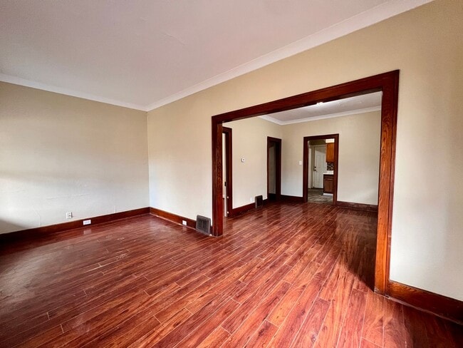 Building Photo - 3 Bedroom House