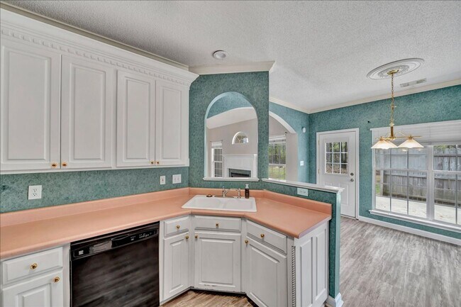 Building Photo - Country Club Living