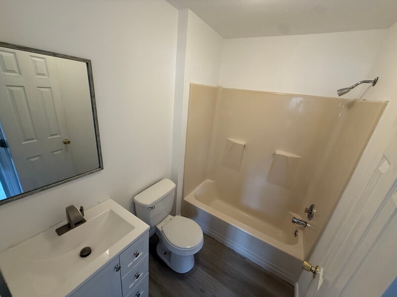 Bathroom - 72 Peony St