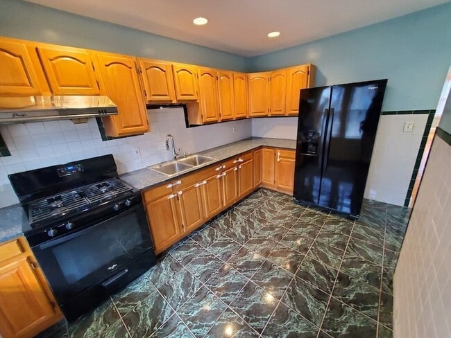 Building Photo - 32 Glenrose Rd