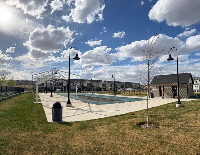 Building Photo - Hidden Springs Gem