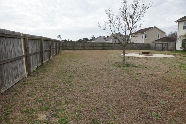 Building Photo - 3 Bedroom 2.5 Bathroom home located in Rogers Farm in Hubert!