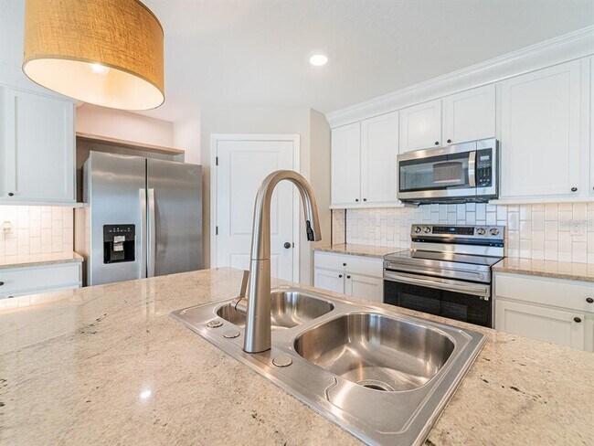 Building Photo - 13748 Wineberry Dr