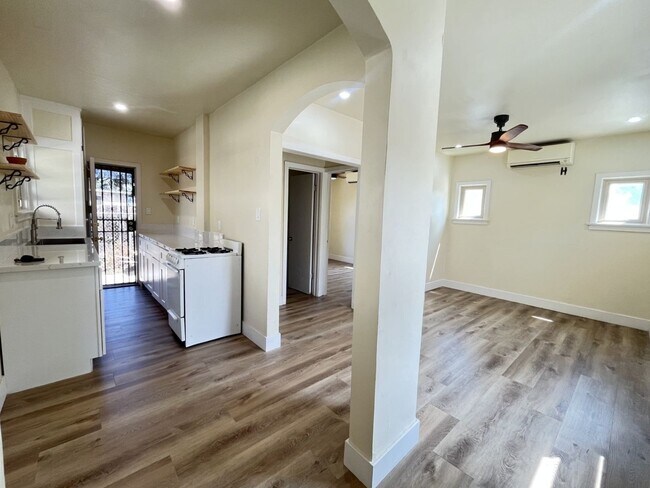 Building Photo - Just Listed! 1B/1B Newly Remodeled Unit