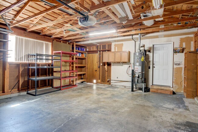 Building Photo - 4 bedroom 2 bath home