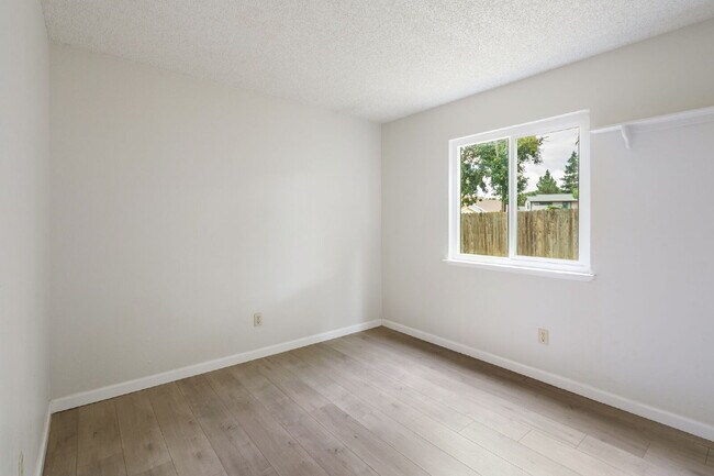 Building Photo - CUTE MASTER SUITE SURE TO CATCH YOUR ATTENTION IN ELK GROVE