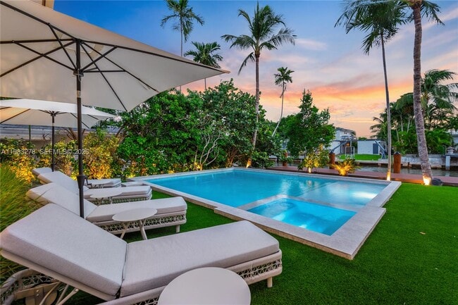 Building Photo - 1200 NE 87th St