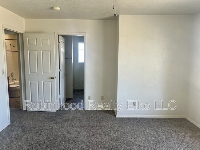 Building Photo - 132 Flora Pl