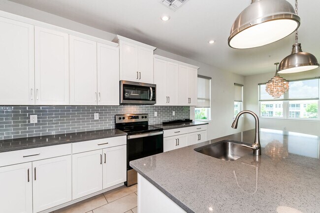 Building Photo - *** Bayshore 3 bed 2 bath *** Resort-Style Amenities and Pet friendly ***