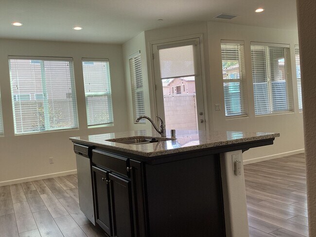 Building Photo - 2573 Daisy Dr