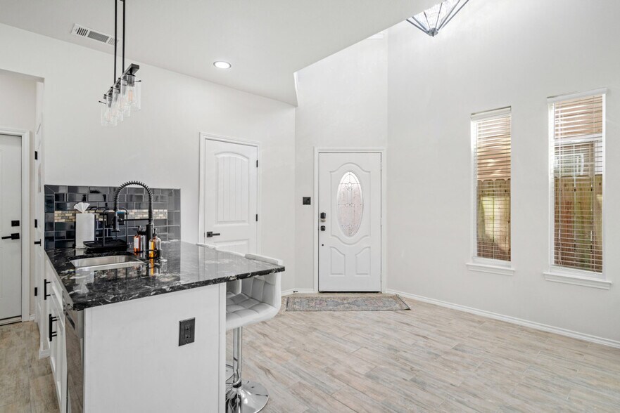 Building Photo - 3518 Dennis St