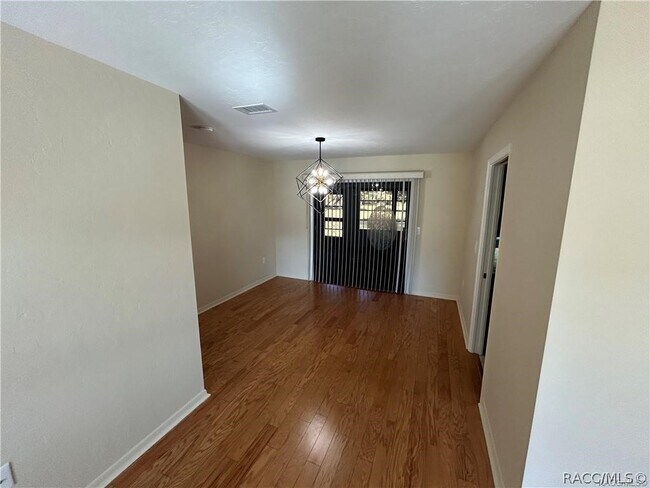 Building Photo - 515 E Falconry Ct