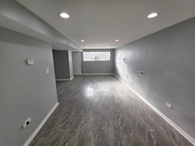 Building Photo - 5134 W Henderson St