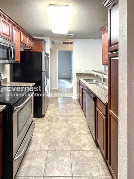 Building Photo - 2550 E River Rd